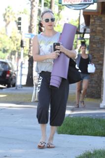 Kaley Cuoco feet photo thumbnail