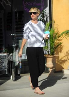 Kaley Cuoco feet photo thumbnail