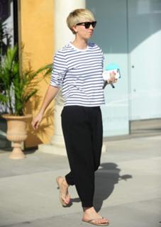 Kaley Cuoco feet photo thumbnail