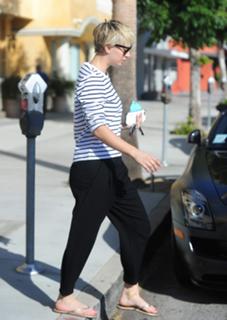 Kaley Cuoco feet photo thumbnail