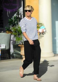 Kaley Cuoco feet photo thumbnail