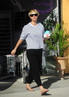 Kaley Cuoco feet photo thumbnail