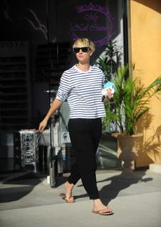 Kaley Cuoco feet photo thumbnail