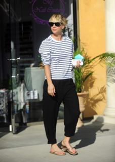 Kaley Cuoco feet photo thumbnail