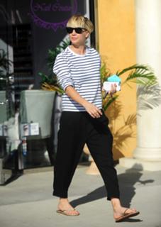 Kaley Cuoco feet photo thumbnail