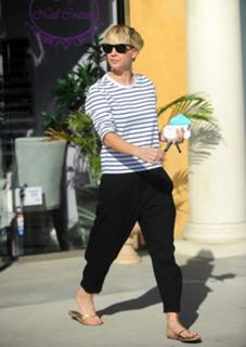 Kaley Cuoco feet photo thumbnail