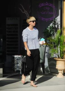 Kaley Cuoco feet photo thumbnail