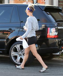 Kaley Cuoco feet photo thumbnail