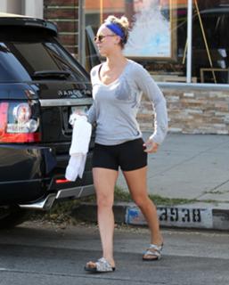 Kaley Cuoco feet photo thumbnail