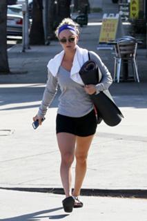 Kaley Cuoco feet photo thumbnail