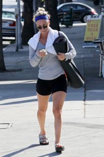Kaley Cuoco feet photo thumbnail