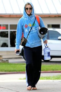 Kaley Cuoco feet photo thumbnail