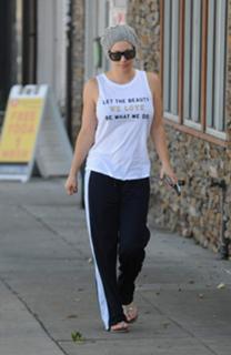 Kaley Cuoco feet photo thumbnail