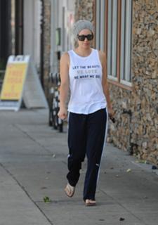 Kaley Cuoco feet photo thumbnail
