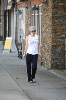Kaley Cuoco feet photo thumbnail