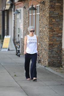 Kaley Cuoco feet photo thumbnail