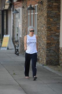 Kaley Cuoco feet photo thumbnail