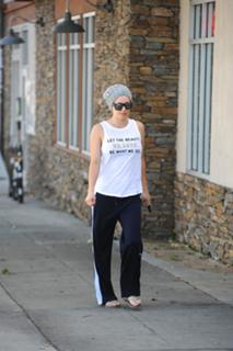 Kaley Cuoco feet photo thumbnail