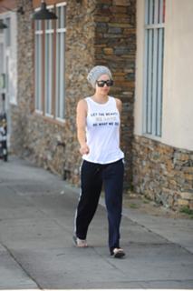 Kaley Cuoco feet photo thumbnail
