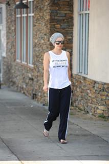 Kaley Cuoco feet photo thumbnail