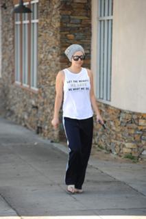 Kaley Cuoco feet photo thumbnail