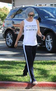 Kaley Cuoco feet photo thumbnail