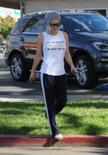 Kaley Cuoco feet photo thumbnail