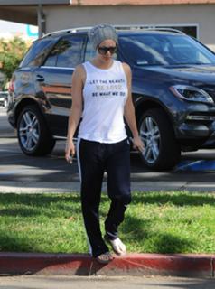 Kaley Cuoco feet photo thumbnail