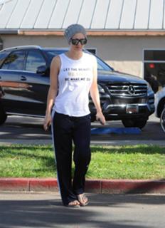Kaley Cuoco feet photo thumbnail