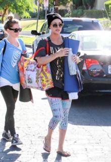 Kaley Cuoco feet photo thumbnail