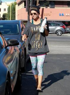 Kaley Cuoco feet photo thumbnail