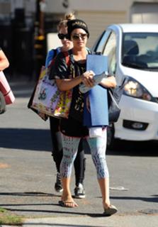 Kaley Cuoco feet photo thumbnail
