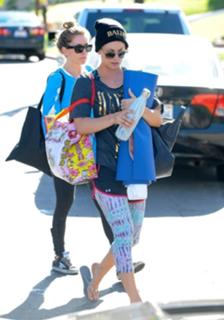 Kaley Cuoco feet photo thumbnail