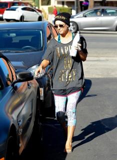 Kaley Cuoco feet photo thumbnail