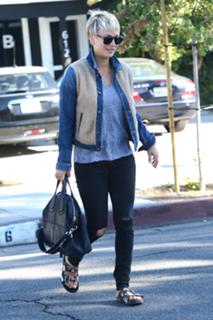 Kaley Cuoco feet photo thumbnail
