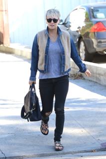 Kaley Cuoco feet photo thumbnail