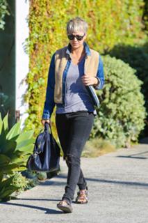 Kaley Cuoco feet photo thumbnail