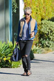 Kaley Cuoco feet photo thumbnail