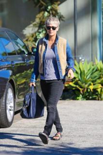 Kaley Cuoco feet photo thumbnail