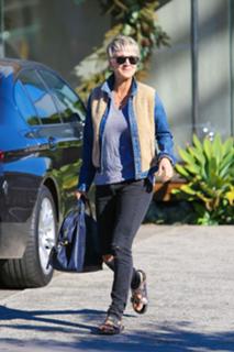 Kaley Cuoco feet photo thumbnail