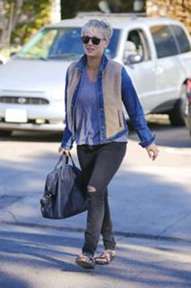 Kaley Cuoco feet photo thumbnail