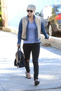 Kaley Cuoco feet photo thumbnail