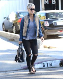 Kaley Cuoco feet photo thumbnail