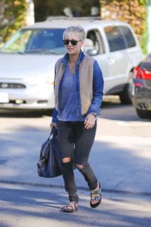 Kaley Cuoco feet photo thumbnail