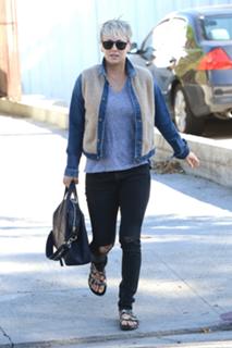 Kaley Cuoco feet photo thumbnail