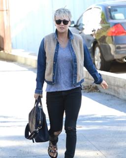 Kaley Cuoco feet photo thumbnail