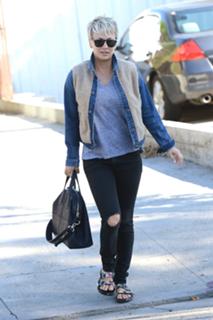 Kaley Cuoco feet photo thumbnail