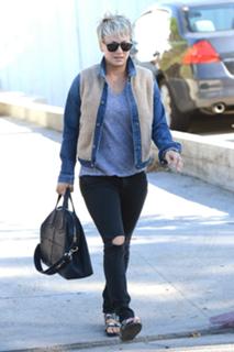Kaley Cuoco feet photo thumbnail