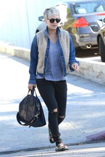 Kaley Cuoco feet photo thumbnail