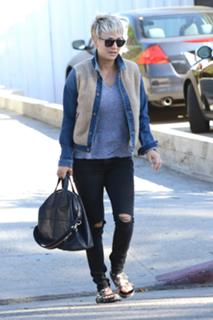 Kaley Cuoco feet photo thumbnail
